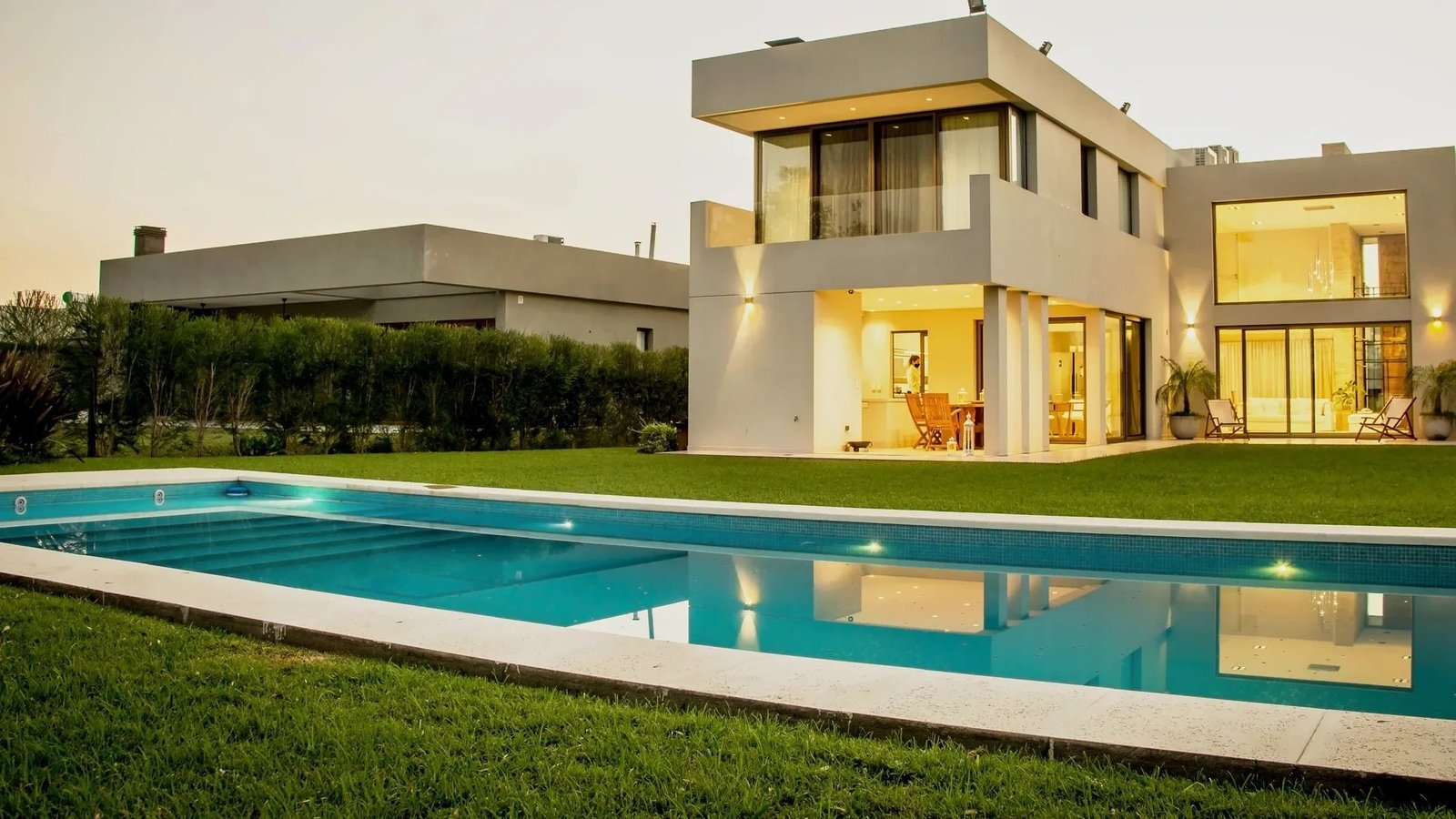 Residencia en Lomas. Aberturas corredizas de gran formato en planta baja y alta, pensadas para mirar al parque y a la pileta.